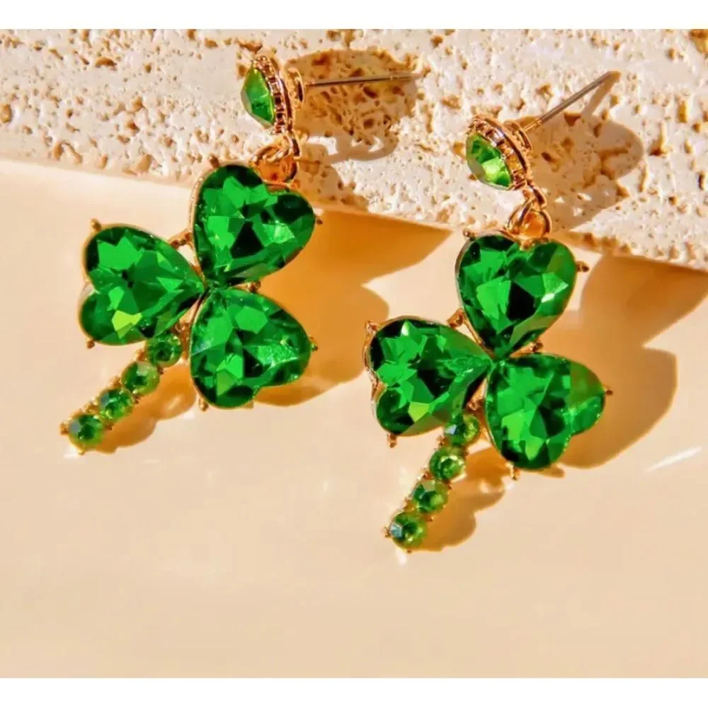 ☘️ Betsey Johnson NEW sparkling green crystal clover earrings ☘️